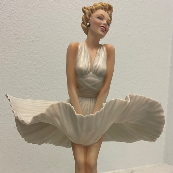 Limited Edition Hand Painted Marilyn Monroe Porcelain Design - Picture 1 of 3